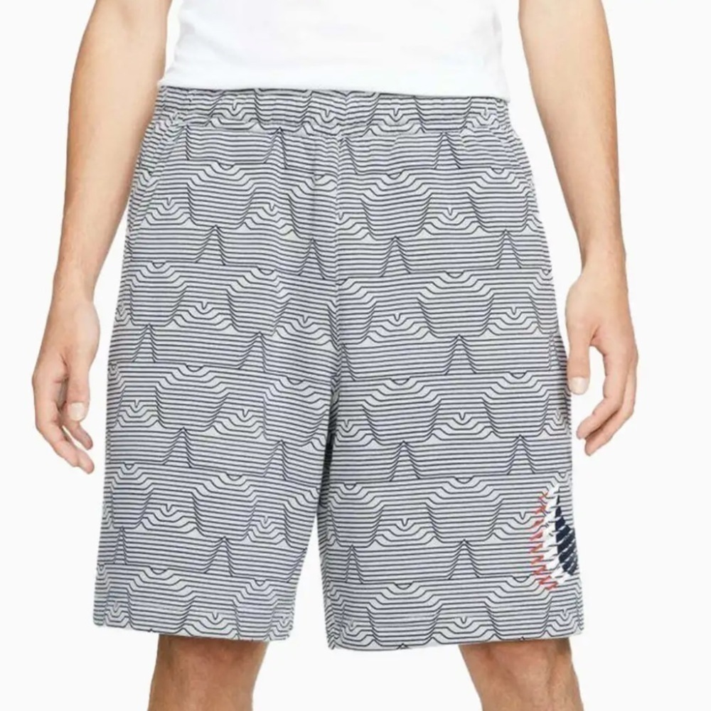 NWT Nike Mens Club Basketball Fleece Line Shorts in White/Navy